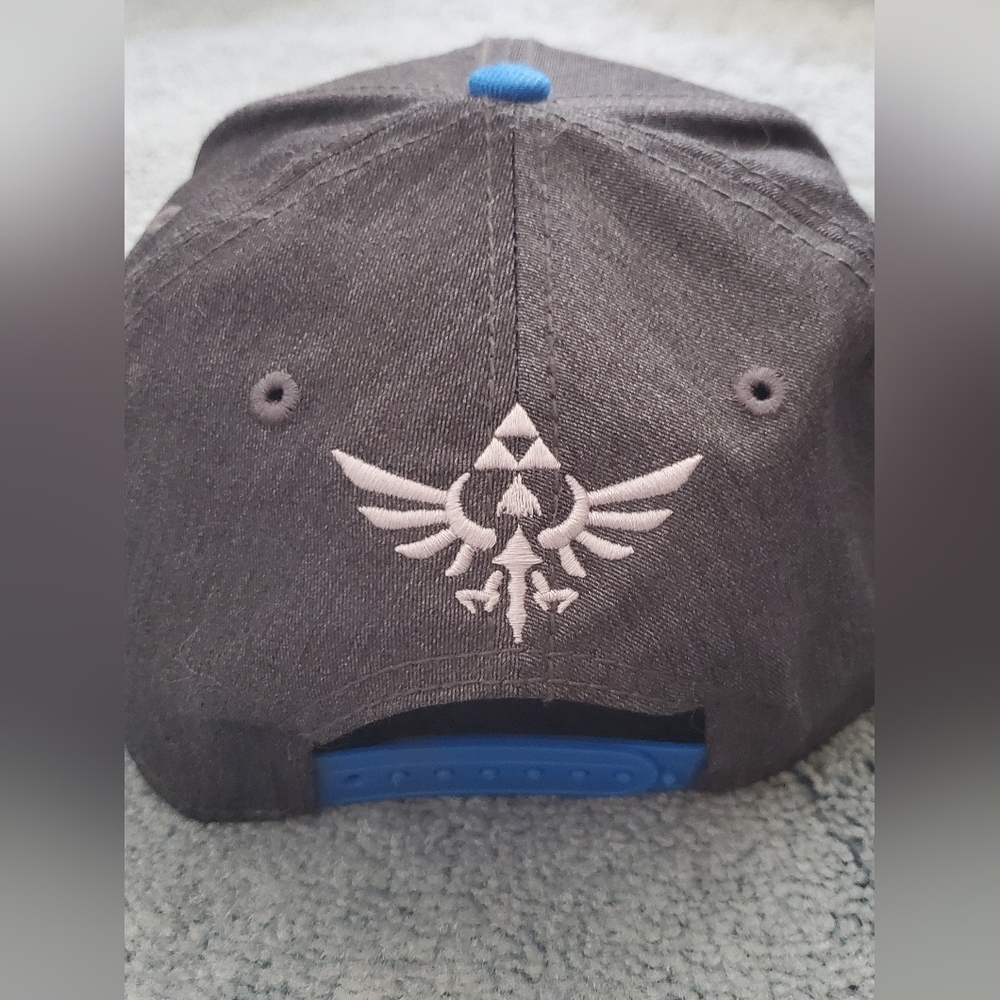 The Legend of Zelda: Skyward Sword | Hylian Crest Gray/Blue Snapback Hat - Picture 2 of 3